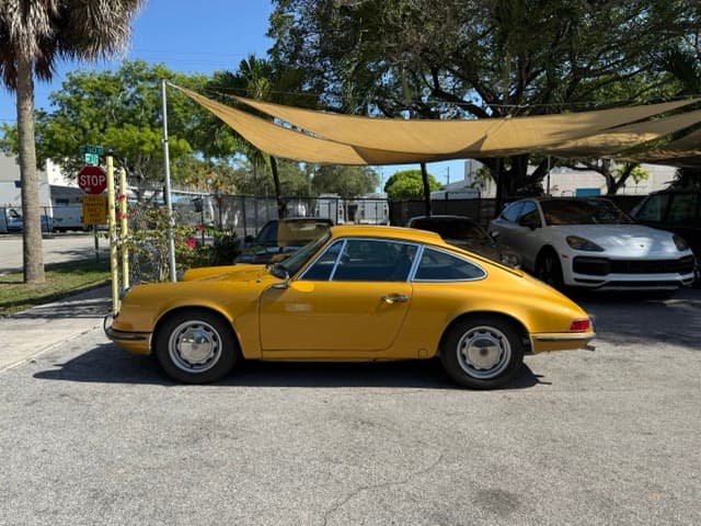 Gold Porsche 911